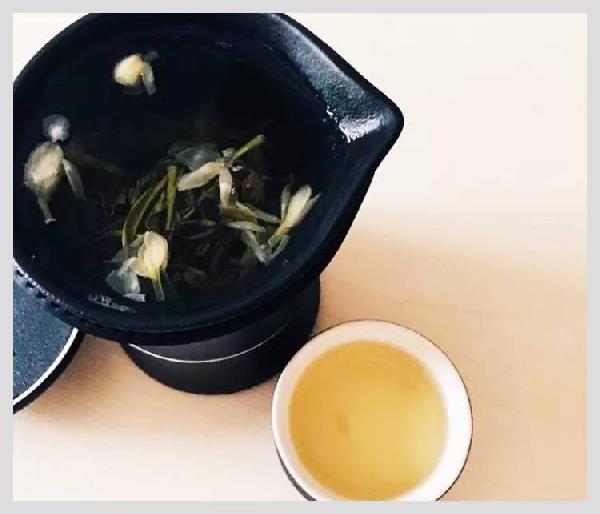 無印良品開了一家咖啡館，但主角是一款“性冷淡”的茶？|餐飲界