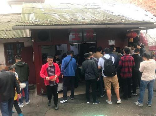 這家開了35年的老長沙米粉店，6塊錢一碗，6點就開始排隊了|餐飲界