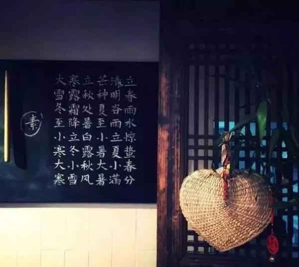 這家不足10平米的小店，只有一張桌子，無肉無酒，卻治愈了無數(shù)的過客