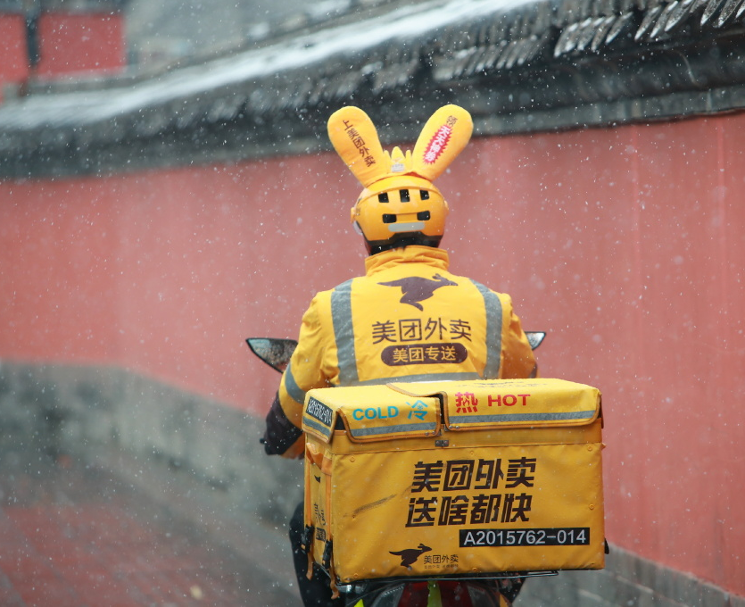 外賣(mài)小哥群毆奔馳車(chē)主，毆打的不是“上流社會(huì)”，是“平臺(tái)的牢寵”|餐飲界