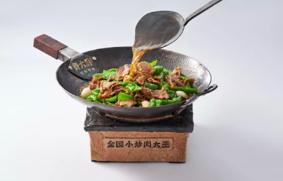 一盤辣椒炒肉，能撐起費(fèi)大廚的“出湘記”嗎？|餐飲界