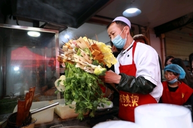 湘下佬老長沙吃貨鋪引領(lǐng)快餐小吃潮流，天水麻辣燙爆火折射消費新趨勢